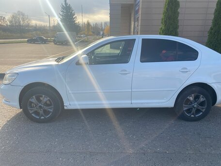 2011 Skoda Octavia II (A5) Рестайлинг, белый, 360000 рублей, вид 3