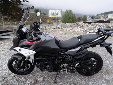 2018 Yamaha MT-09 Tracer (FJ-09), серый, 750000 рублей, вид 5