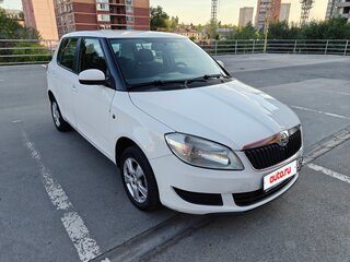 2013 Skoda Fabia II Рестайлинг, белый, 625000 рублей, вид 2