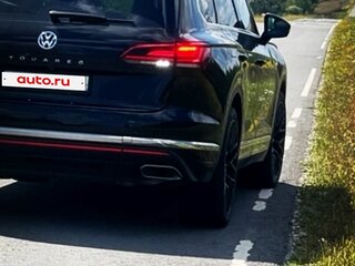 2018 Volkswagen Touareg III, чёрный, 4700000 рублей, вид 2