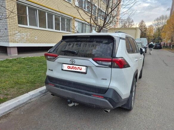 2021 Toyota RAV4 V (XA50), белый, 3360000 рублей - вид 2