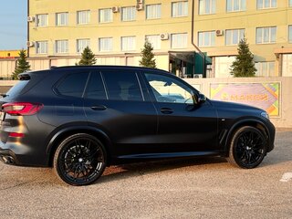 2020 BMW X5 M50d IV (G05/G18), чёрный, 7500000 рублей, вид 4