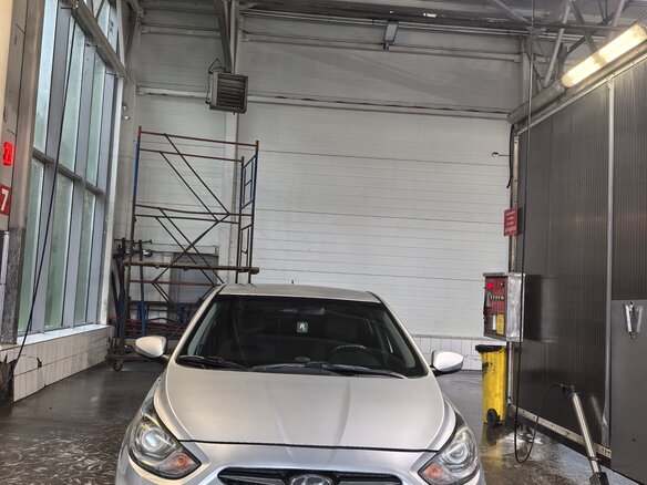 2011 Hyundai Solaris I, серебристый, 750000 рублей - вид 2