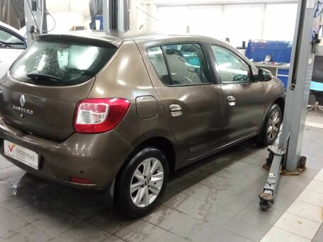 2018 Renault Sandero II Рестайлинг, коричневый, 680000 рублей, вид 3