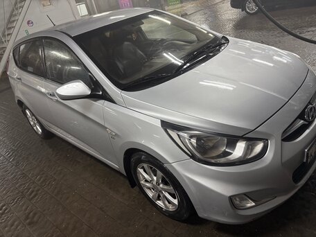 2013 Hyundai Solaris I, серебристый, 550000 рублей, вид 4