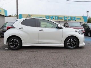 2023 Toyota Yaris IV, белый, 1150400 рублей, вид 4