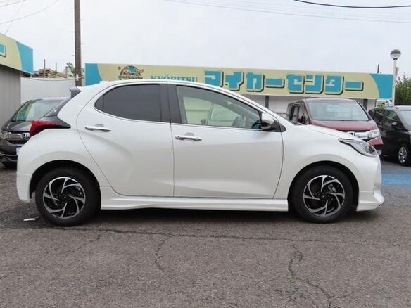 2023 Toyota Yaris IV, белый, 1150400 рублей - вид 3