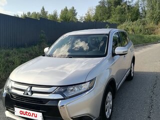 2017 Mitsubishi Outlander III Рестайлинг 2, серебристый, 2100000 рублей, вид 3