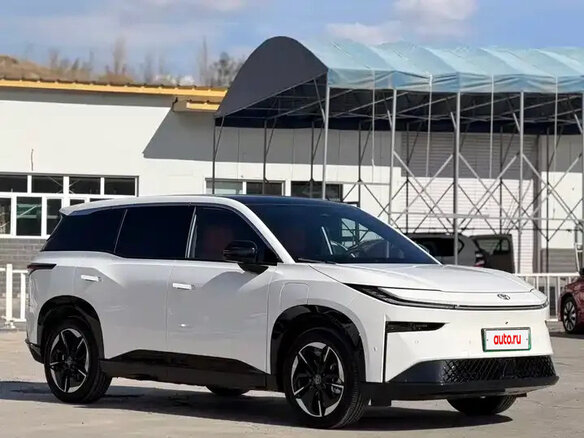 2026 Toyota bZ3X 50 kWh, белый, 2382099 рублей - вид 2
