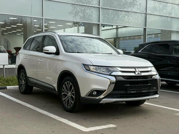 2018 Mitsubishi Outlander III Рестайлинг 2, белый, 1790000 рублей