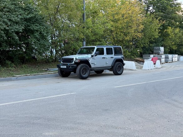 2024 Jeep Wrangler 4xe IV (JL) Рестайлинг, серебристый, 5999999 рублей - вид 10