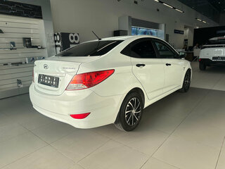 2013 Hyundai Solaris I, белый, 750000 рублей, вид 4