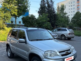 2015 Chevrolet Niva I Рестайлинг, серебристый, 610000 рублей, вид 2