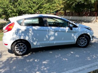 2013 Ford Fiesta Mk6 Рестайлинг, белый, 650000 рублей, вид 3