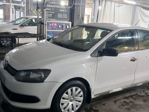 2016 Volkswagen Polo V Рестайлинг, белый, 380000 рублей - вид 4