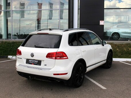 2011 Volkswagen Touareg II, белый, 1590000 рублей, вид 4
