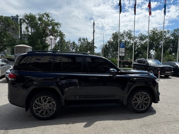 2022 Toyota Land Cruiser 300 Series, чёрный, 10500000 рублей - вид 5