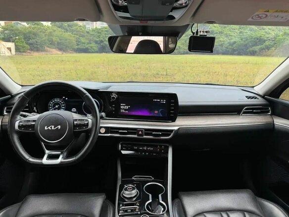 2022 Kia K5 III, чёрный, 2340000 рублей - вид 5