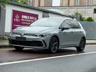 2023 Volkswagen Golf VIII, серый, 1890000 рублей, вид 3