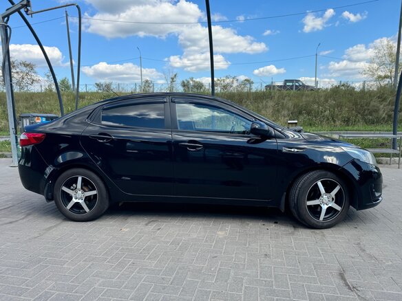 2014 Kia Rio 6-speed III, чёрный, 750000 рублей - вид 3