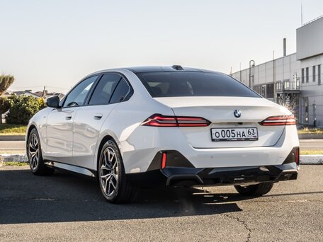 2025 BMW 5 серии 520i VIII (G60/G61/G68), белый, 6500000 рублей, вид 4