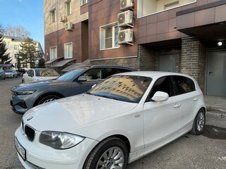 2011 BMW 1 серии 116i I (E81/E82/E87/E88) Рестайлинг, белый, 900000 рублей, вид 3