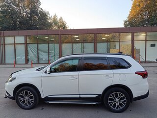 2017 Mitsubishi Outlander III Рестайлинг 2, белый, 1800000 рублей, вид 3