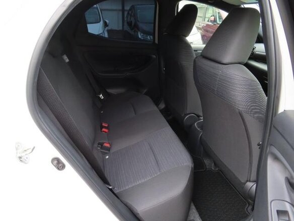 2023 Toyota Yaris IV, белый, 1150400 рублей - вид 11