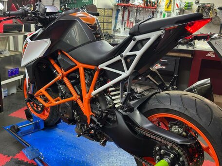 2017 KTM 1290 Super Duke R, белый, 950000 рублей, вид 2