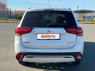 2018 Mitsubishi Outlander III Рестайлинг 3, белый, 1830000 рублей, вид 5