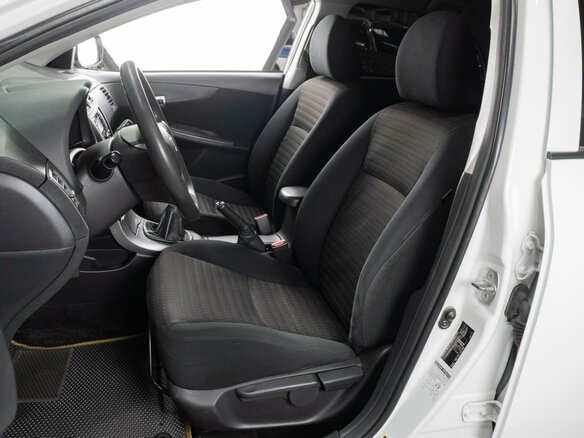2011 Toyota Corolla X (E140, E150) Рестайлинг, белый, 900000 рублей - вид 9