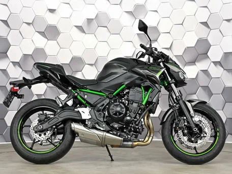 2025 Kawasaki Z 650, серый, 977000 рублей, вид 3