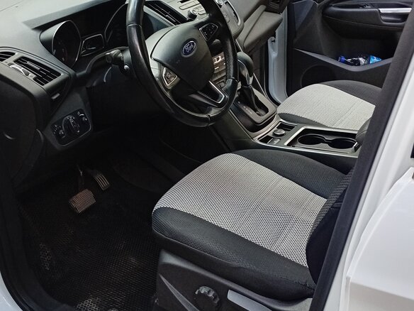 2018 Ford Kuga II Рестайлинг, белый, 1860000 рублей - вид 5