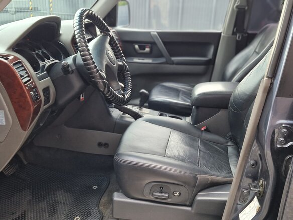 2005 Mitsubishi Pajero III Рестайлинг, серый, 1300000 рублей - вид 2