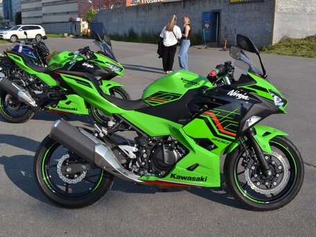 2024 Kawasaki Ninja 400, зелёный, 700000 рублей, вид 2