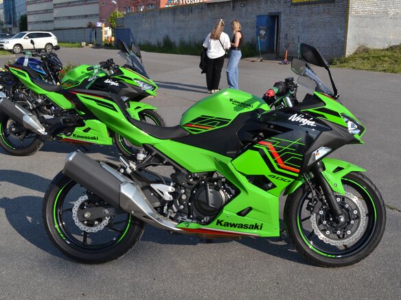 2024 Kawasaki Ninja 400, зелёный, 700000 рублей - вид 1