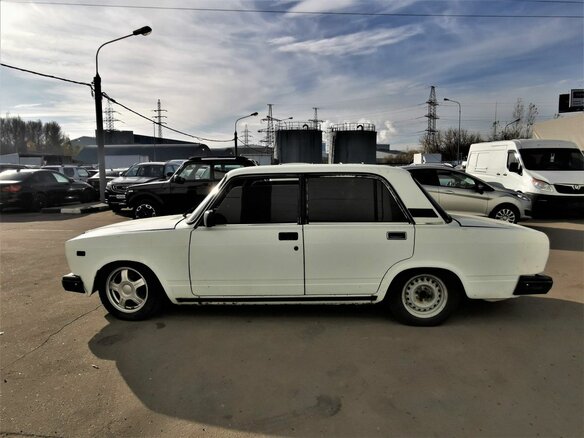 2002 Lada (ВАЗ) 2107, белый, 95000 рублей - вид 4