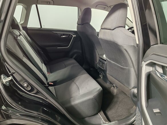 2021 Toyota RAV4 V (XA50), чёрный, 3245000 рублей - вид 16