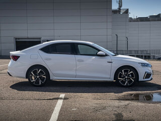 2022 Skoda Octavia IV (A8), белый, 2487000 рублей, вид 4