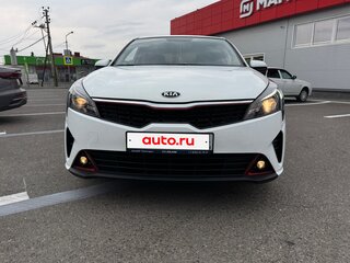2021 Kia Rio IV Рестайлинг, белый, 1720000 рублей, вид 3