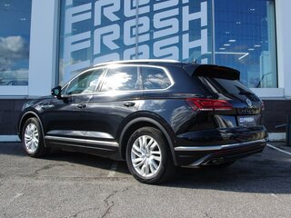 2019 Volkswagen Touareg III, чёрный, 3660000 рублей, вид 2