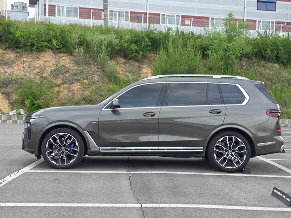 2025 BMW X7 40i I (G07) Рестайлинг, зелёный, 12290032 рублей - вид 2
