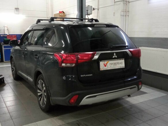 2020 Mitsubishi Outlander III Рестайлинг 3, чёрный, 2170000 рублей - вид 3