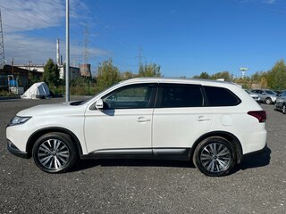 2020 Mitsubishi Outlander III Рестайлинг 3, белый, 2298000 рублей, вид 2