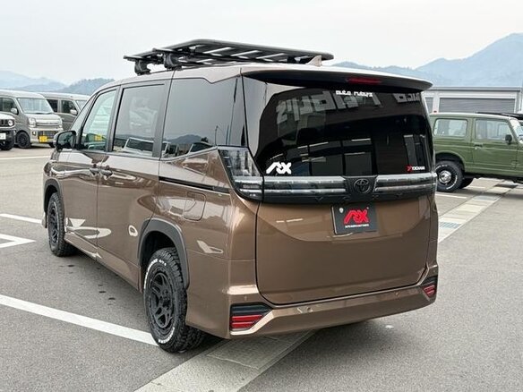 2023 Toyota Voxy IV (R90), коричневый, 4100000 рублей - вид 7