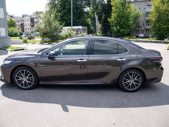 2022 Toyota Camry VIII (XV70) Рестайлинг, коричневый, 5600000 рублей - вид 7
