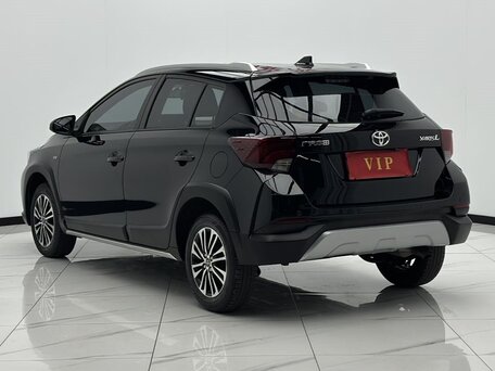 2022 Toyota Yaris L X XP150 Рестайлинг, чёрный, 1500000 рублей, вид 4