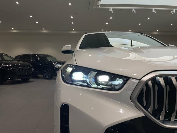 2024 BMW X6 40i III (G06) Рестайлинг, белый, 11960000 рублей - вид 28