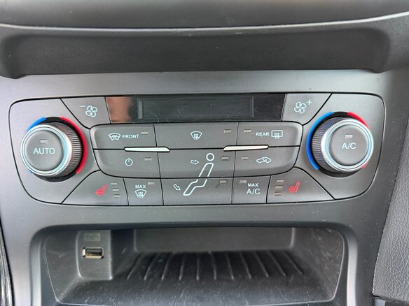 2015 Ford Focus III Рестайлинг, серый, 1050000 рублей - вид 8