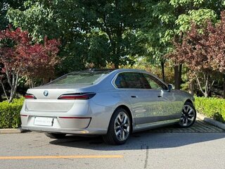 2026 BMW i7 xDrive60 I (G70), серебристый, 15333666 рублей, вид 4